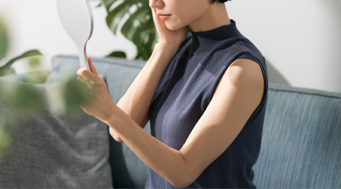 悩んでいる女性のイメージ