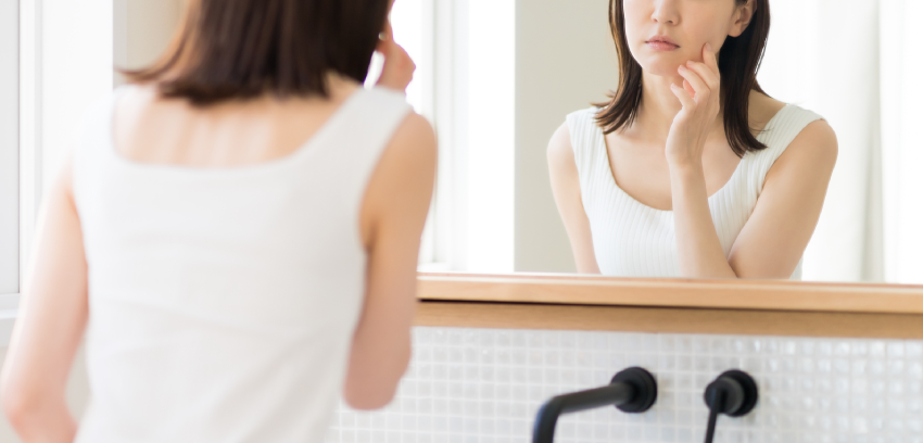 鏡を覗き込む女性